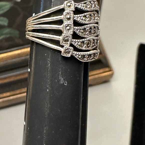 Elegant Silver Women's Ring - Picture 2 of 6